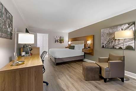 King Room with Mobility Accessible Bathtub - Non-Smoking