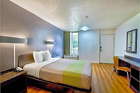 1 QUEEN BED | MOBIL ACCESS TUB SMK KITCHEN