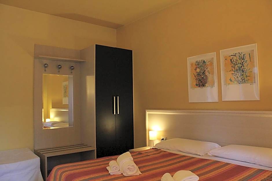 1 Double Bed or 2 Beds, Balcony — 18 fotoğraftan 1. fotoğraf