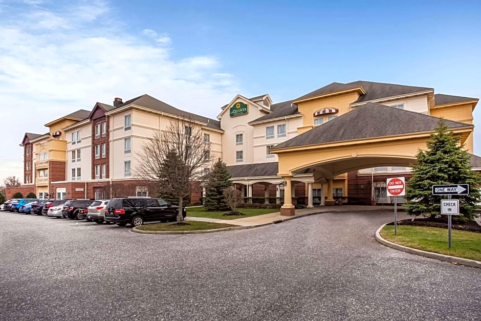 La Quinta Inn & Suites by Wyndham Islip Macarthur Airport