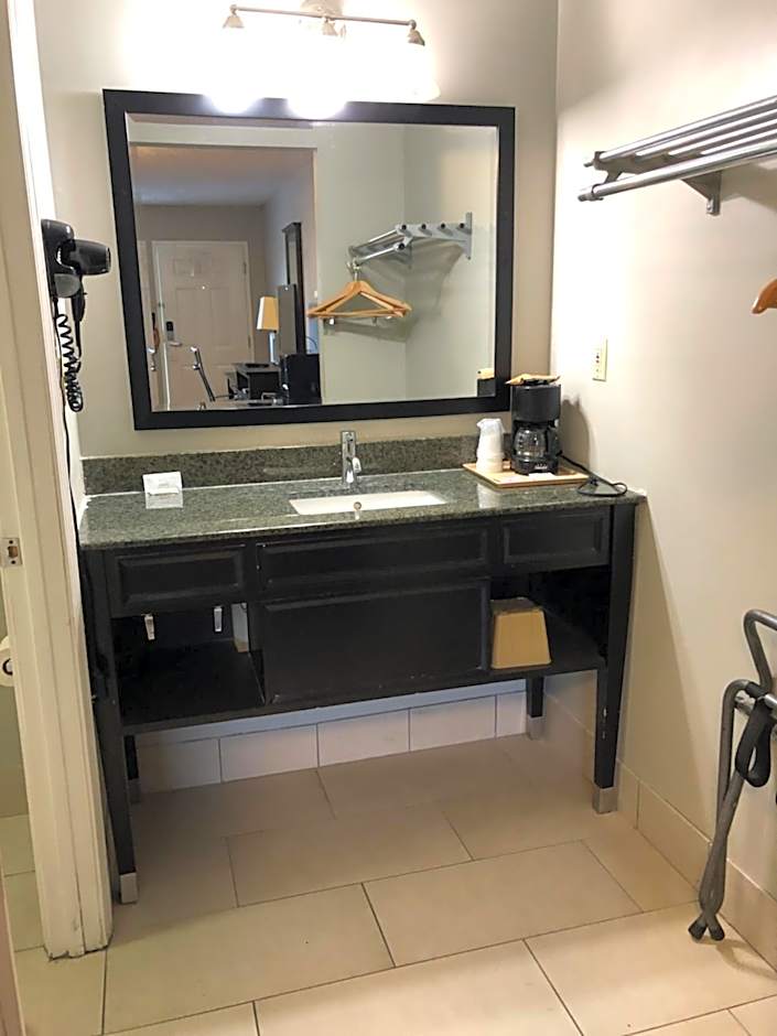 Deerfield Inn and Suites - Fairview