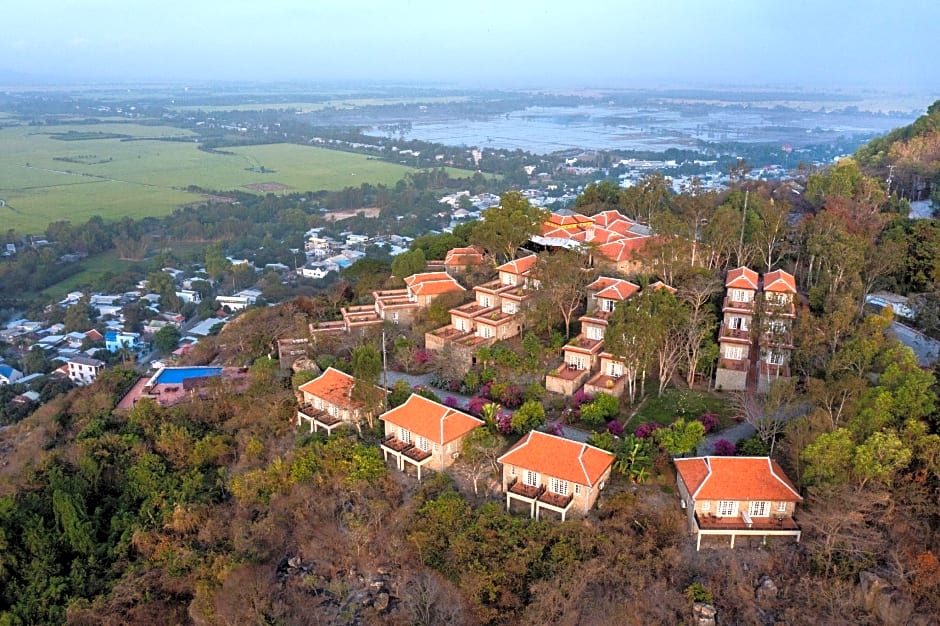 Victoria Nui Sam Lodge