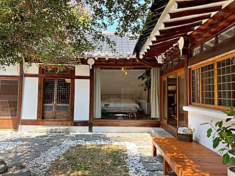 A beautiful evening Hanok accommodation located in Daegu