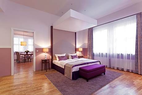 One-Bedroom Suite with Sofa Bed