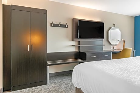 King Suite - Communications and Mobility Accessible Tub