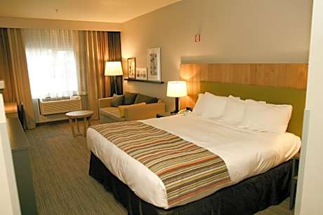 One-Bedroom King Suite with Whirlpool