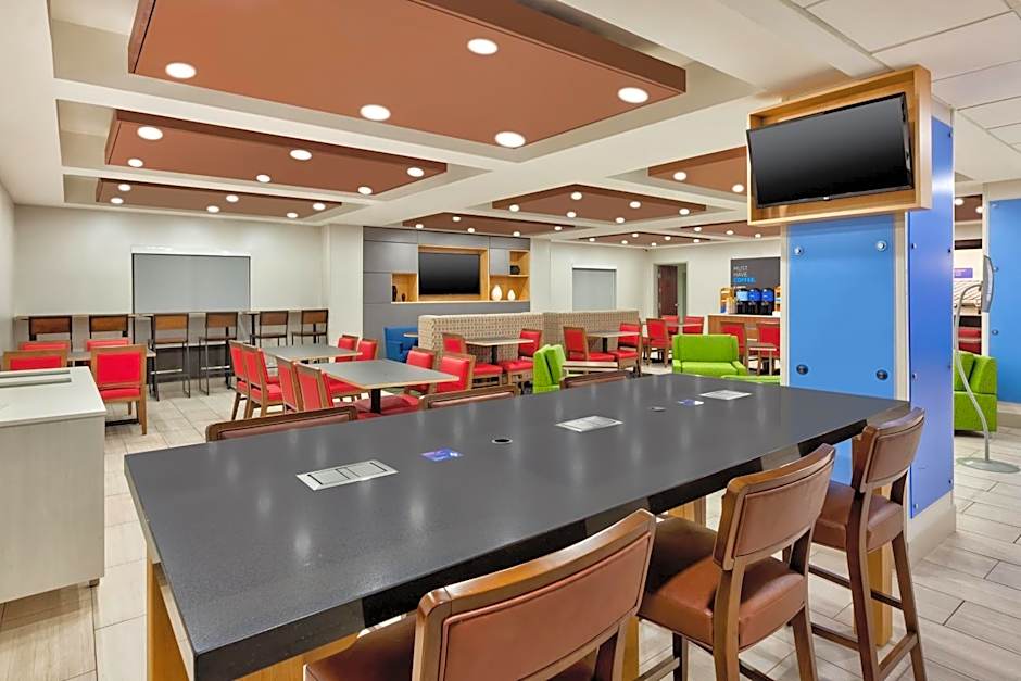 Holiday Inn Express & Suites Chesapeake By IHG