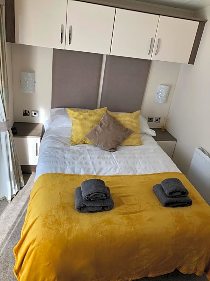 Moonlight Ridge -2 bedroom lodge with hot tub