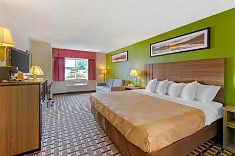 1 King Bed, Nonsmoking