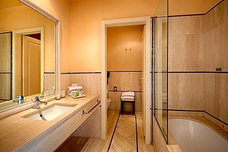 Classic Twin/Queen Room