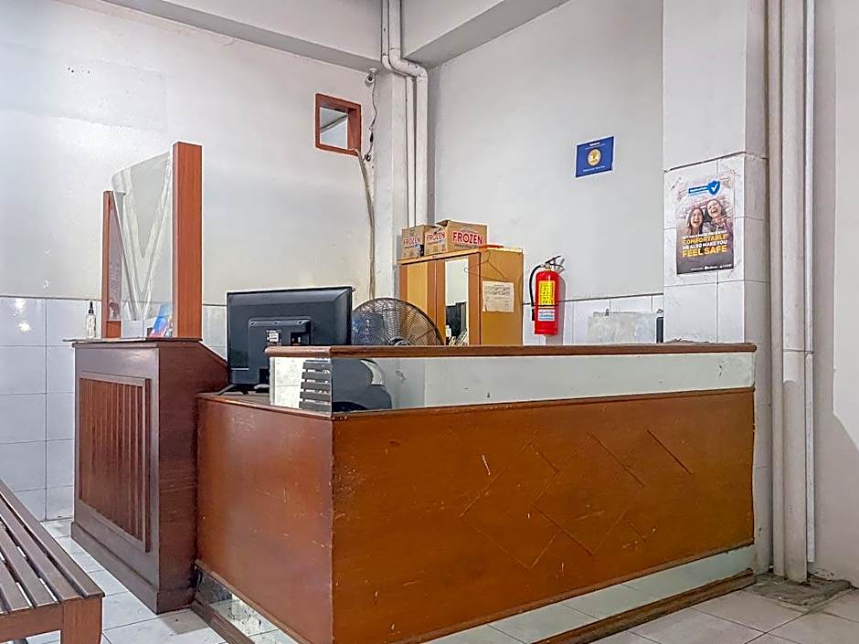 RedDoorz near Taman Flora Bratang Surabaya