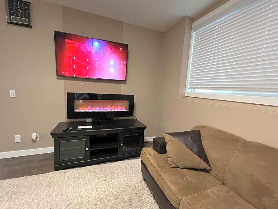 Spacious Private Walkout Entire Suite Close to YYC, DT, Shops, Stampede & Mountains with many Amenities in Panorama Hills NW - 4 Can Sleep