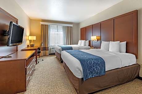 Suite, 2 Queen Beds with Love Seat