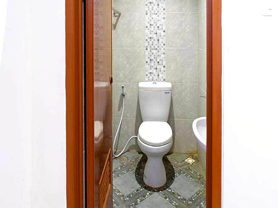 RedDoorz near Setrasari Mall 4