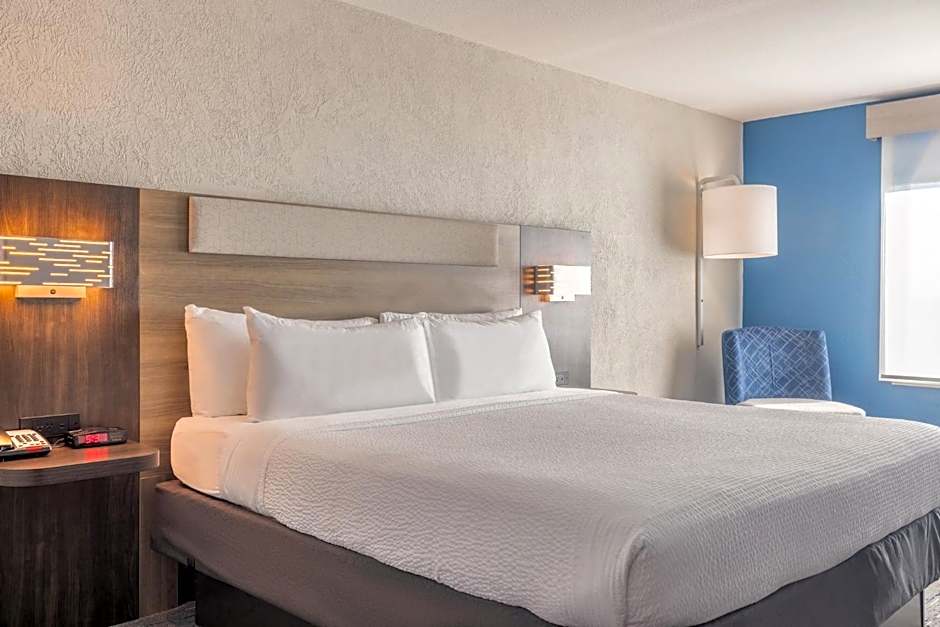 Holiday Inn Express & Suites Kansas City Airport By IHG