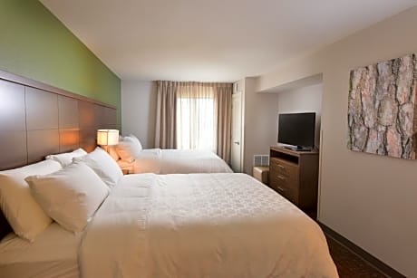 One-Bedroom Queen Room with Two Queen Beds and Mobility Accessible Tub - Non-Smoking