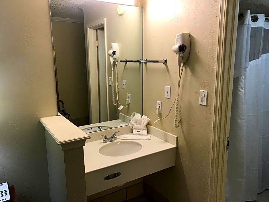 Hometown Inn & Suites