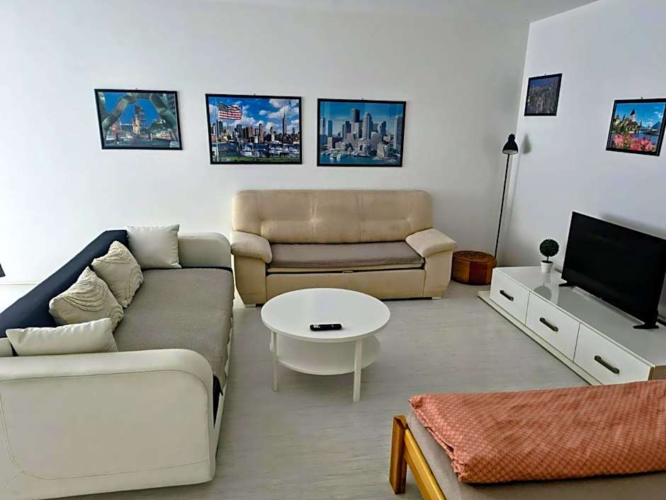 Martin City Stay - Elegant Apartment with Private Parking