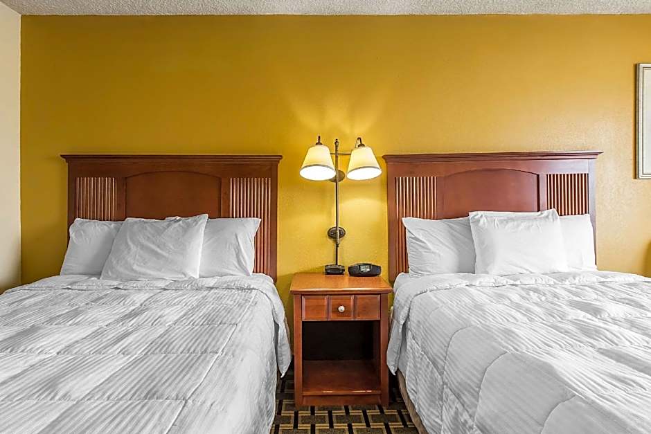 Econo Lodge Byron near Historic District - Warner Robins
