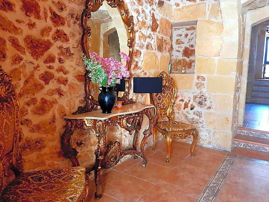The LYNDEE HOUSE