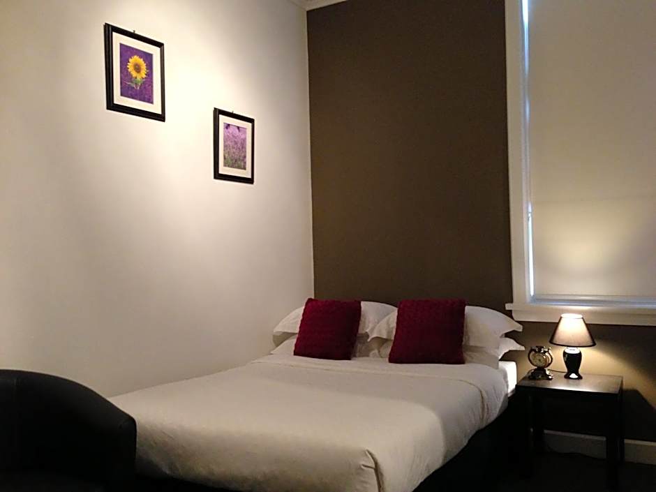 Centennial Inn on Bathurst