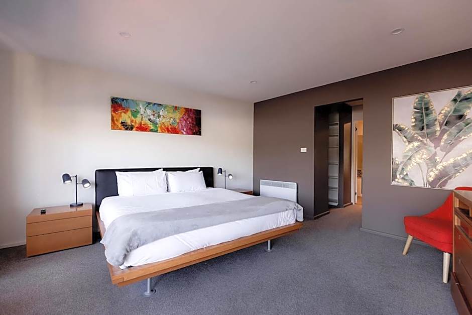 Inner-city 2 bedroom apartment - perfectly located