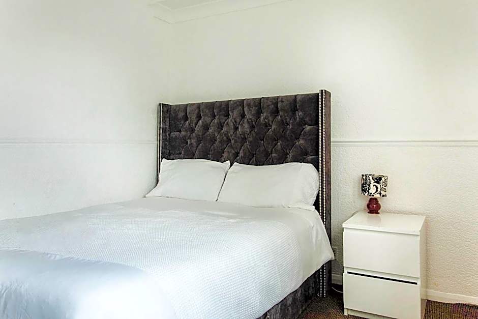 OYO The Longlands Hotel