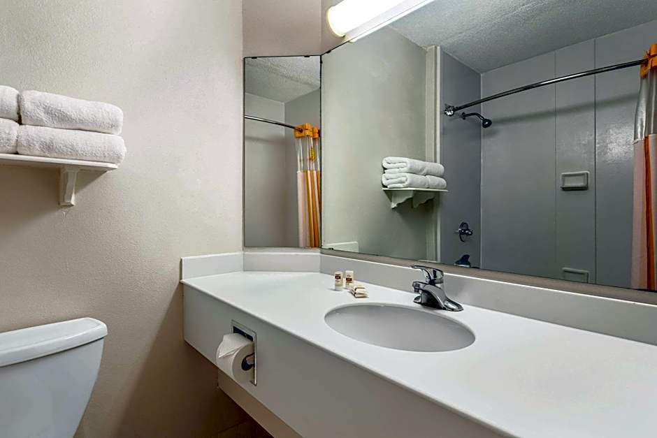 La Quinta Inn & Suites by Wyndham St. Pete-Clearwater Airport