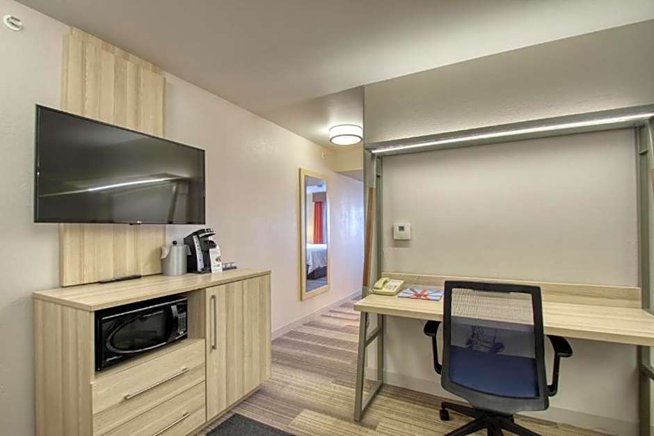 Holiday Inn Express Hotel & Suites Milwaukee Airport By IHG