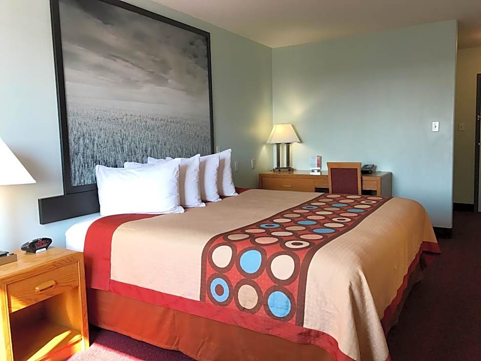 Super 8 by Wyndham Kindersley