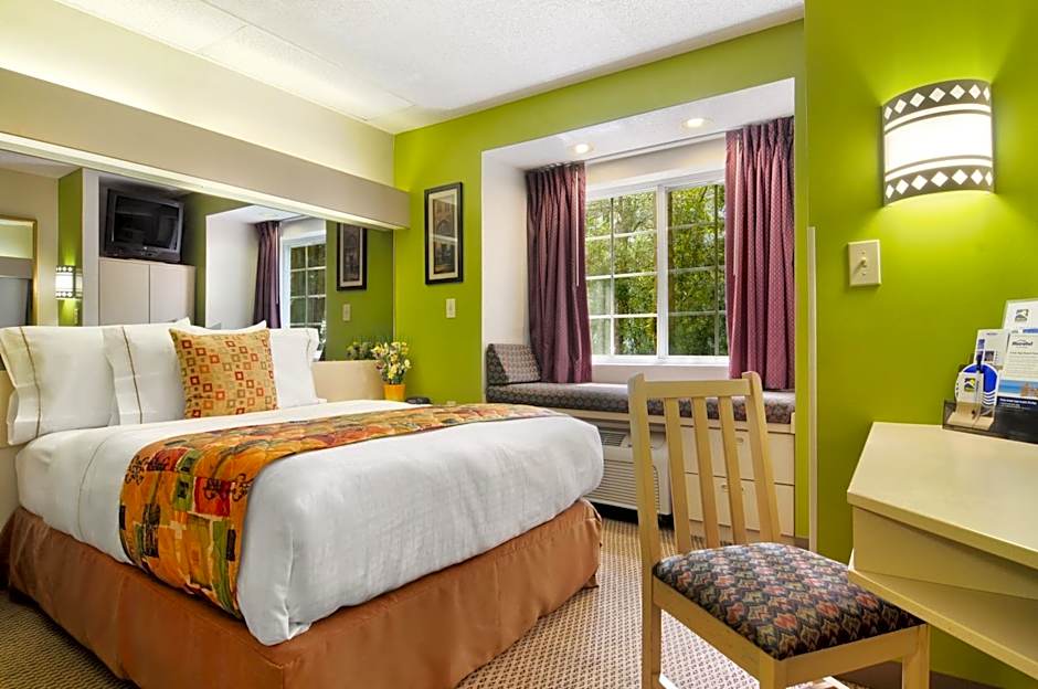 Hometown Inn & Suites Jacksonville Butler Blvd./Southpoint