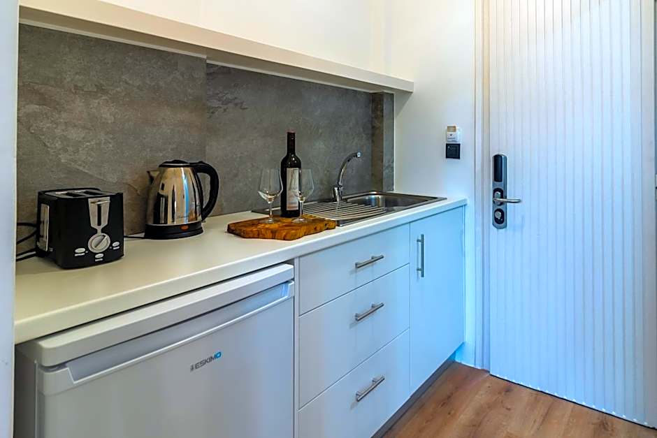 Alamis Hotel & Apartments