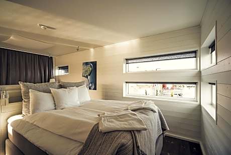 One-Bedroom Suite with Sea View - Disability Access