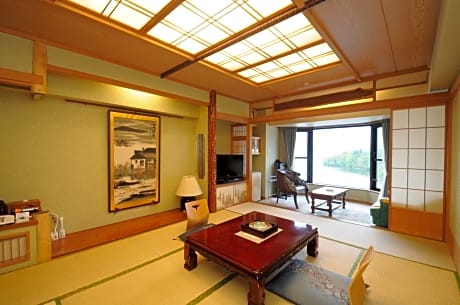 Japanese-Style Room with Lake View - Non-Smoking in Shangri-La