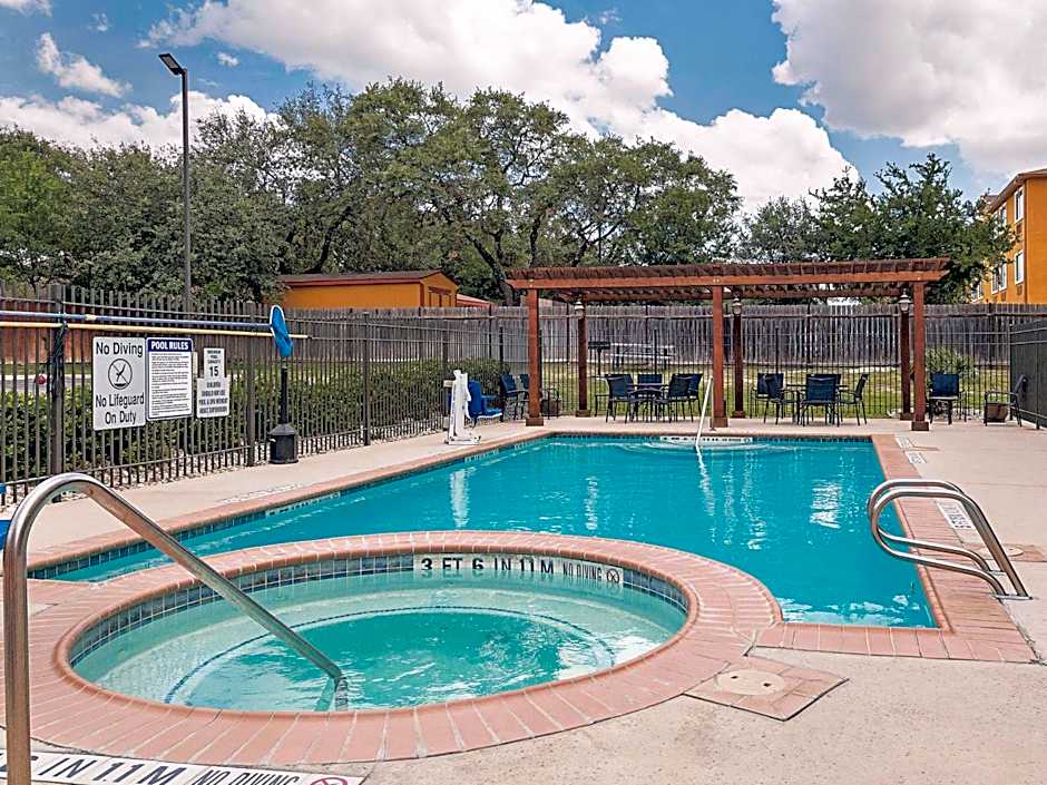 La Quinta Inn & Suites by Wyndham San Antonio Northwest