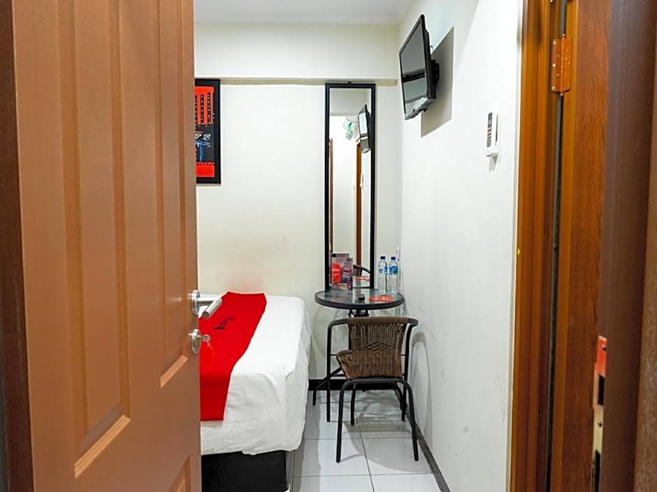 RedDoorz near Setrasari Mall 4