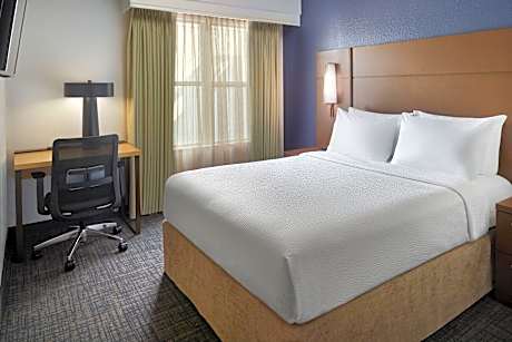 2 Bedroom Suite, Bedroom 1: 1 Queen, Bedroom 2: 1 Queen, Sofa bed