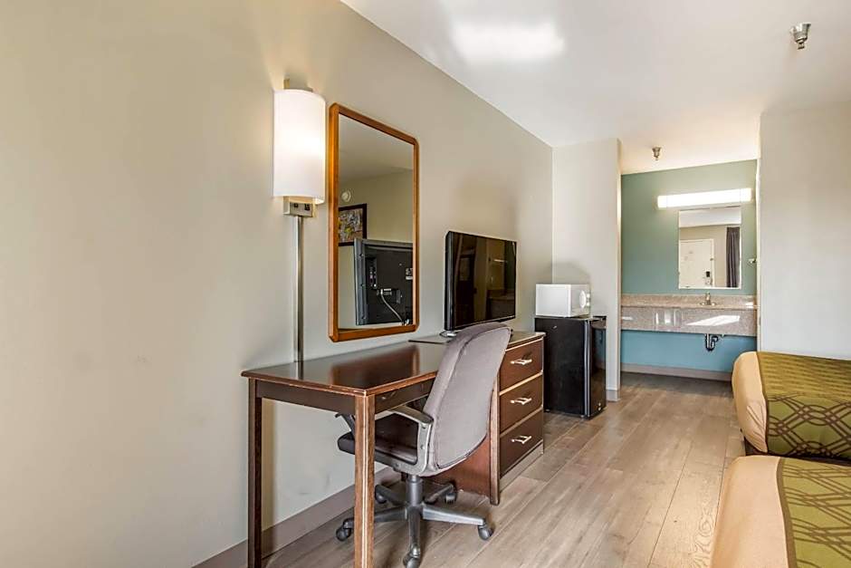 Econo Lodge Inn & Suites I-65