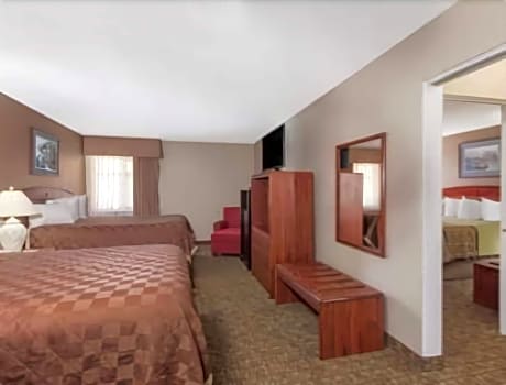 1 King Bed and 2 Queen Beds One-Bedroom Suite Non-Smoking