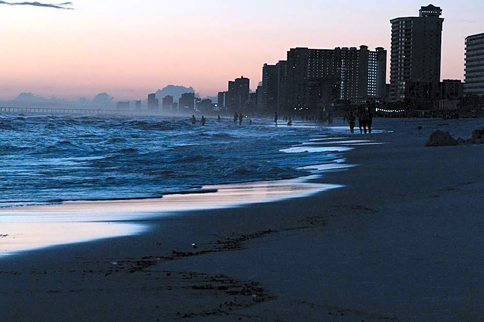 COUPLES GETAWAY, HONEYMOON SWEET, Perfectly Cozy Beach Front Condo with kitchen, pool, free parking,CHECK-IN AT DOOR