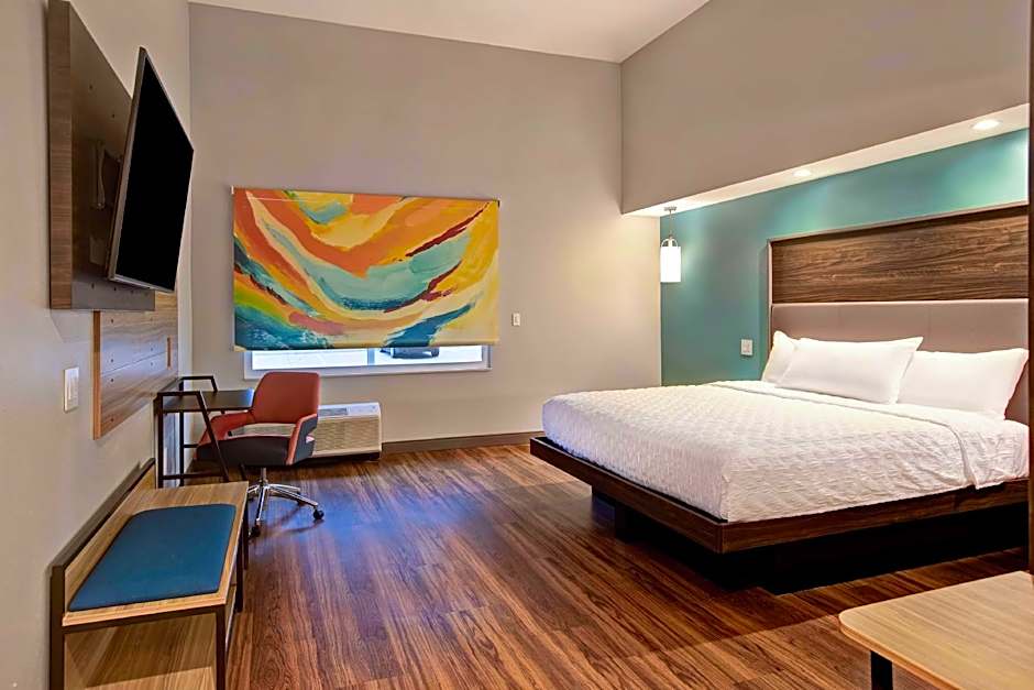 Photo 1 of 6 of 1 King Bed, Hearing Accessible, Roll in Shower