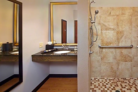 1 Queen Mobility/Hearing Access W/Ri Shwr