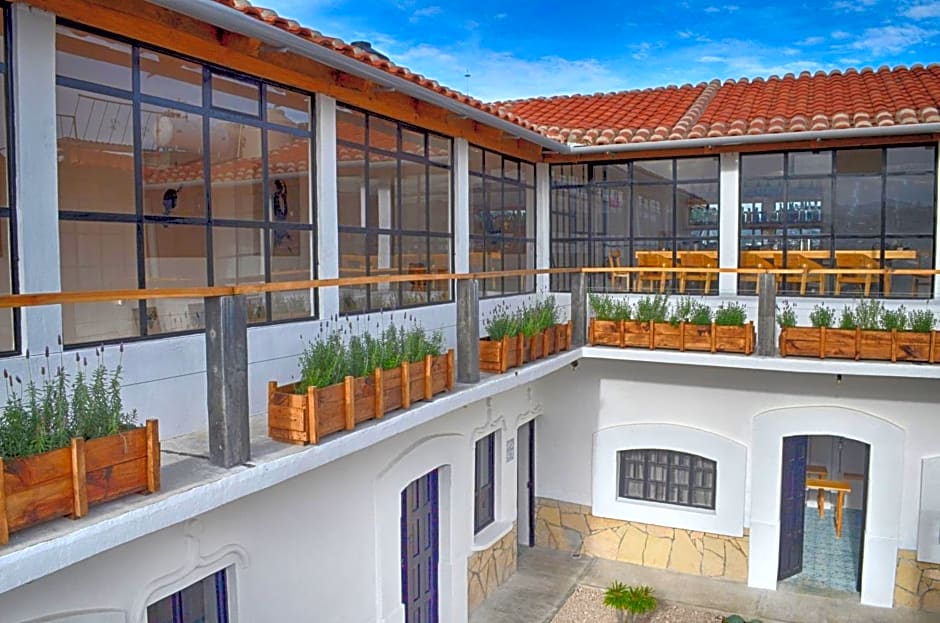 La Tozi Hotel