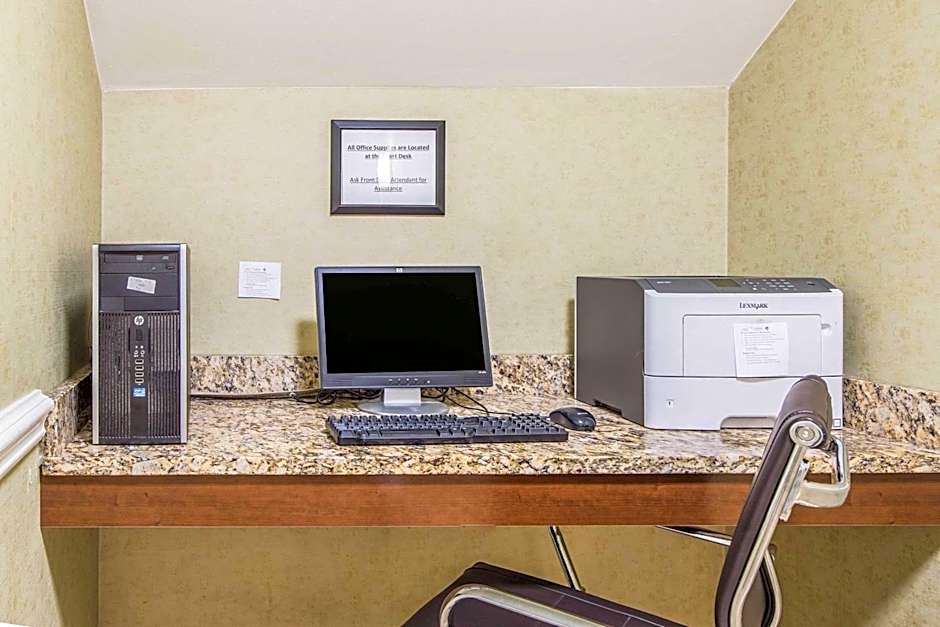 Comfort Inn & Suites Greenwood near University