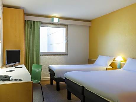 Standard Room with One Double Bed and One Single Bed - Non-Smoking