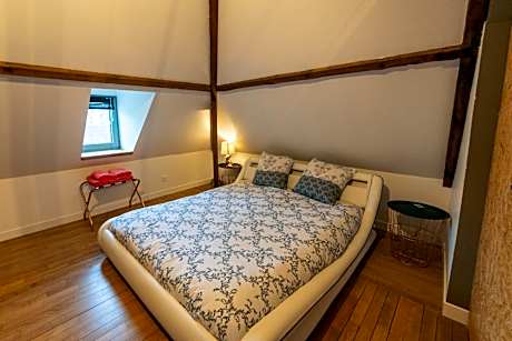 Deluxe Two-Bedroom Apartment with Garden View