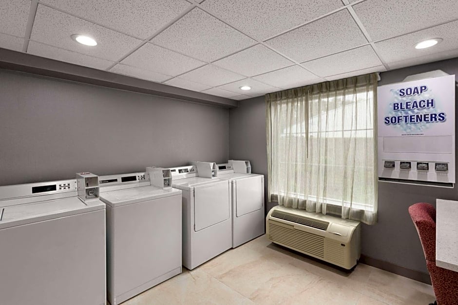 La Quinta Inn & Suites by Wyndham Knoxville Central Papermill