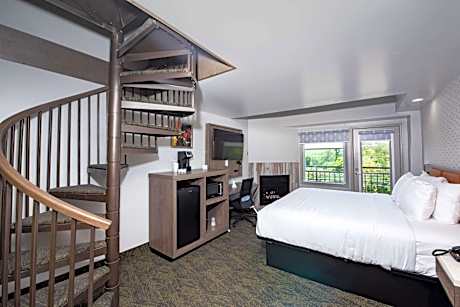 Loft King Room with Bunk Bed and Balcony - Fireplace
