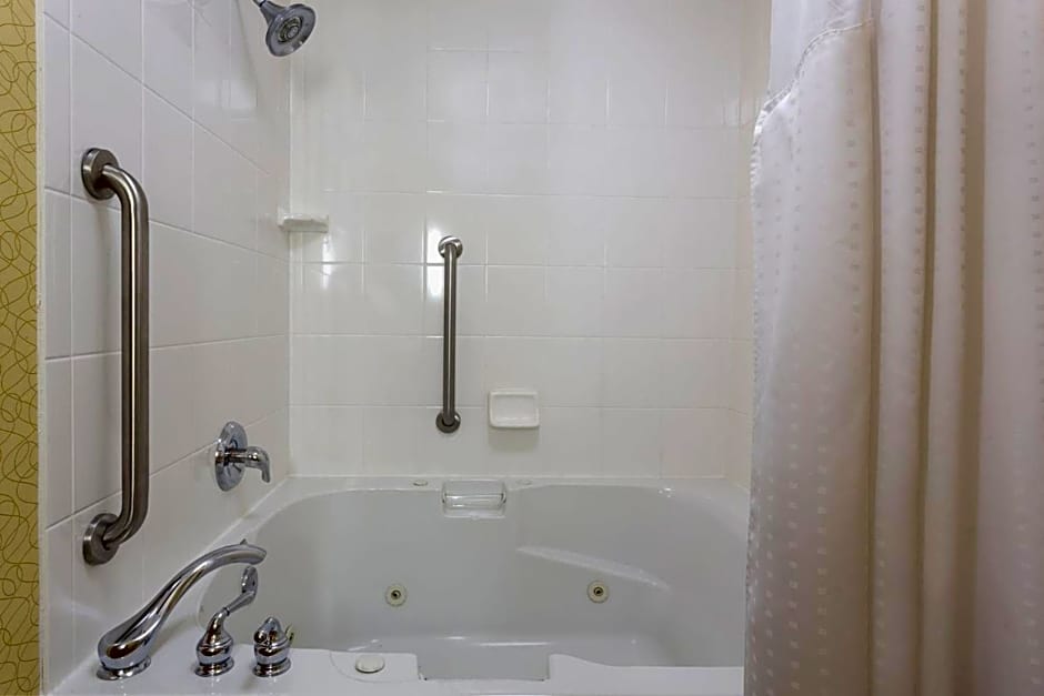 Holiday Inn Express Tower Center New Brunswick By IHG