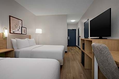 2 Queen Mobilty/Hearing Accessible Ri Shower